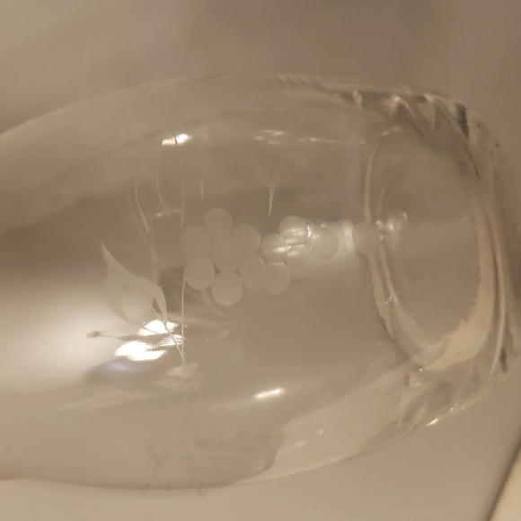 EUC Wine Decanter With Grapevine Etching - Picture 3 of 5